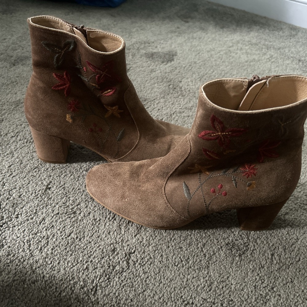 ANTHROPOLOGIE Brown Suede Floral Embroidered Boots Women Size 39 EU/8 US